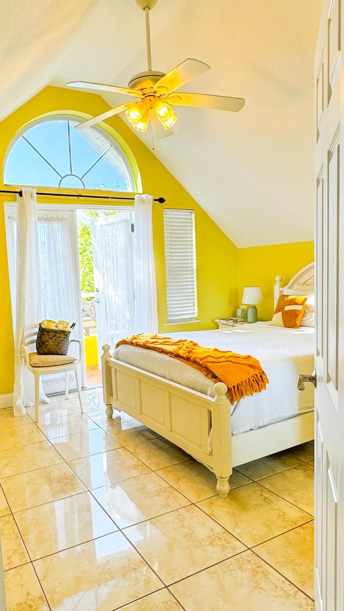 Shangri-La Boutique Bed & Breakfast West Bay Exterior photo