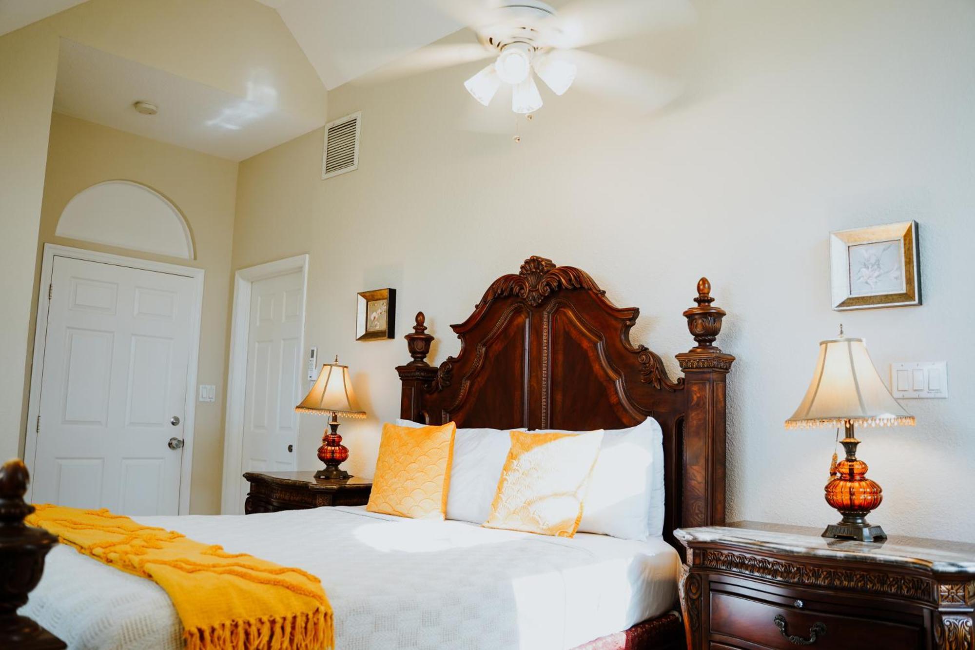 Shangri-La Boutique Bed & Breakfast West Bay Exterior photo
