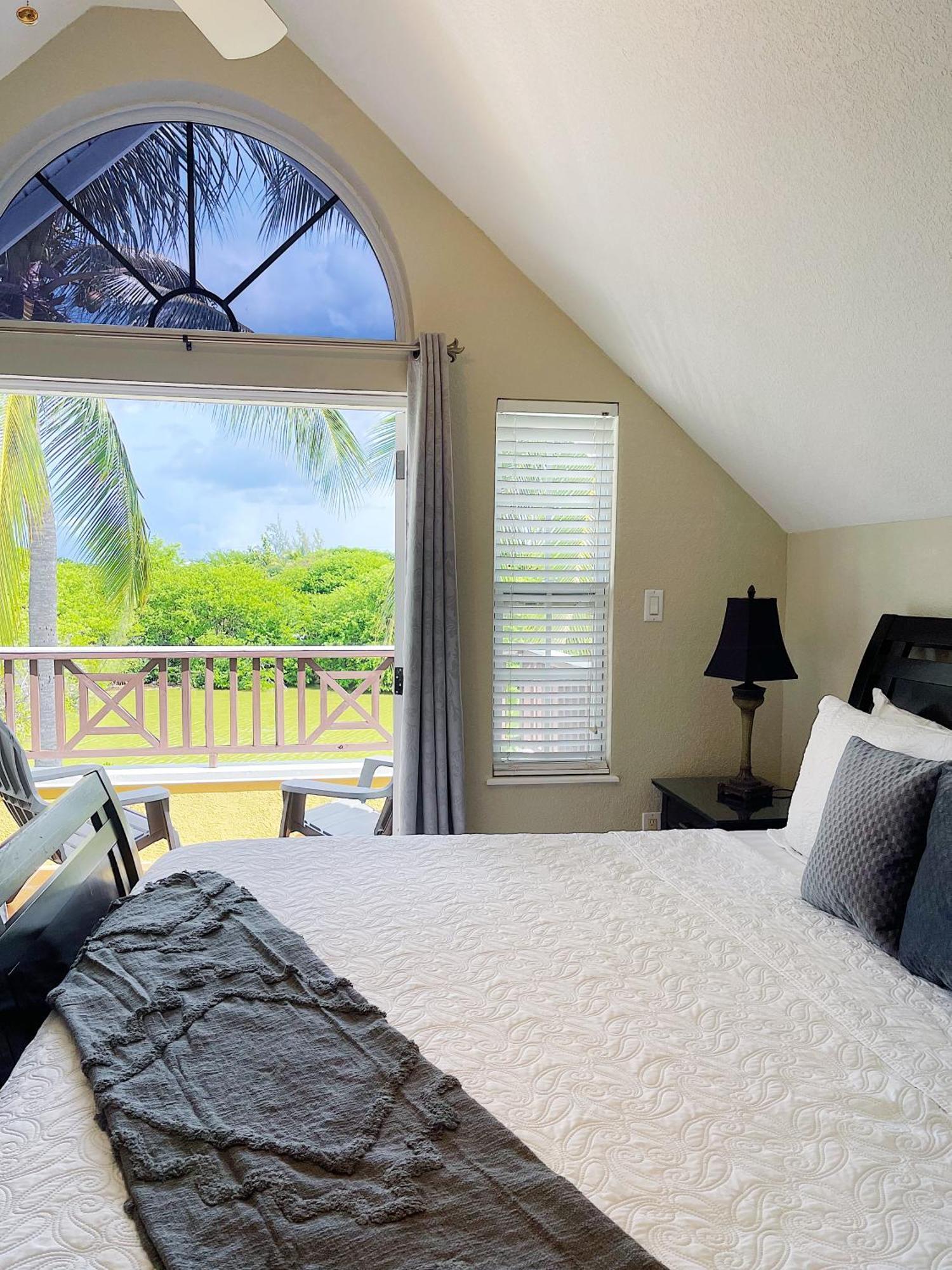 Shangri-La Boutique Bed & Breakfast West Bay Exterior photo
