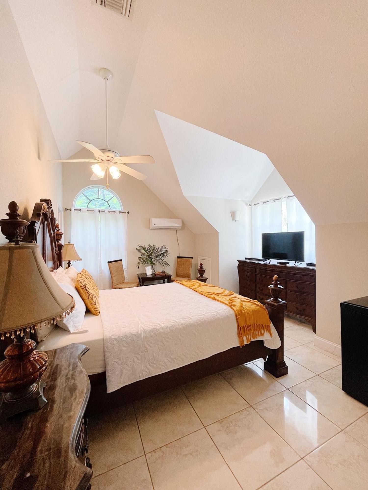 Shangri-La Boutique Bed & Breakfast West Bay Exterior photo