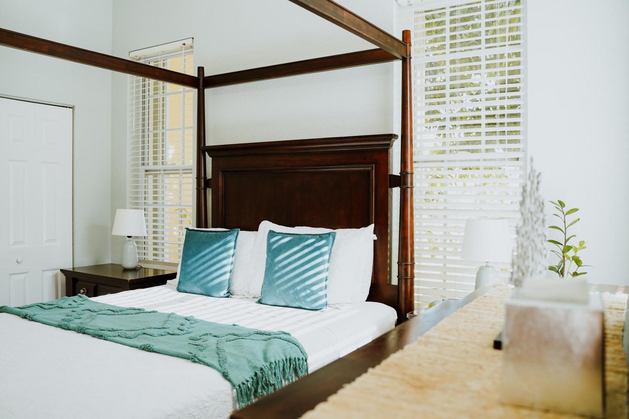 Shangri-La Boutique Bed & Breakfast West Bay Exterior photo