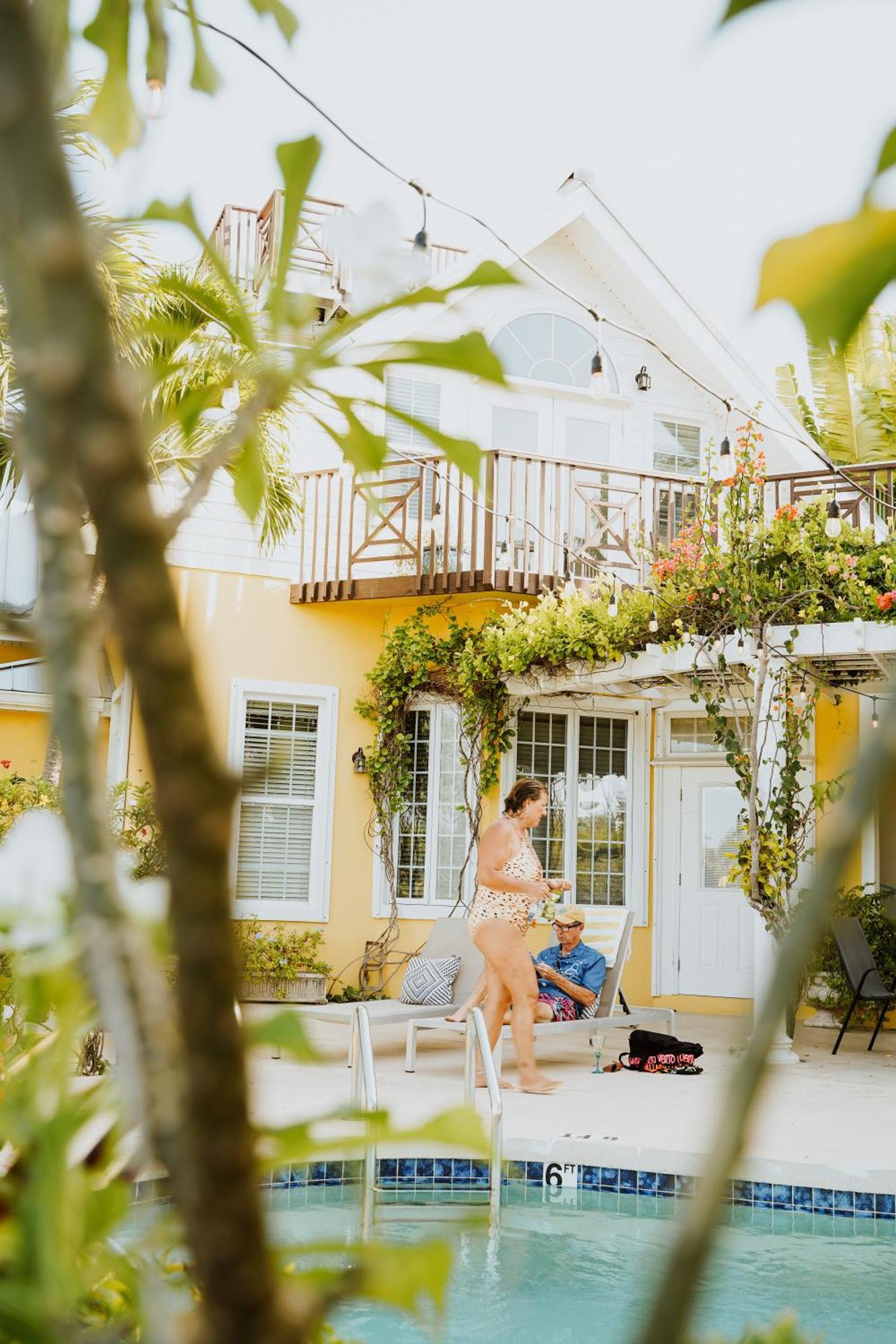 Shangri-La Boutique Bed & Breakfast West Bay Exterior photo