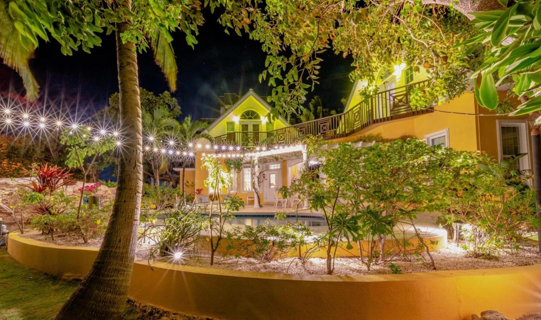 Shangri-La Boutique Bed & Breakfast West Bay Exterior photo