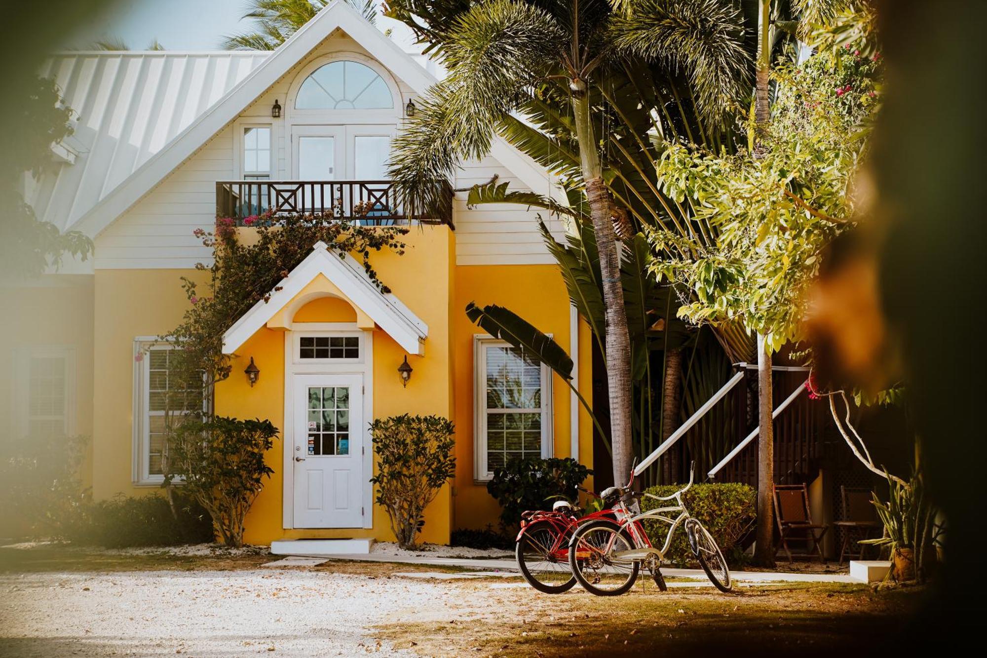 Shangri-La Boutique Bed & Breakfast West Bay Exterior photo