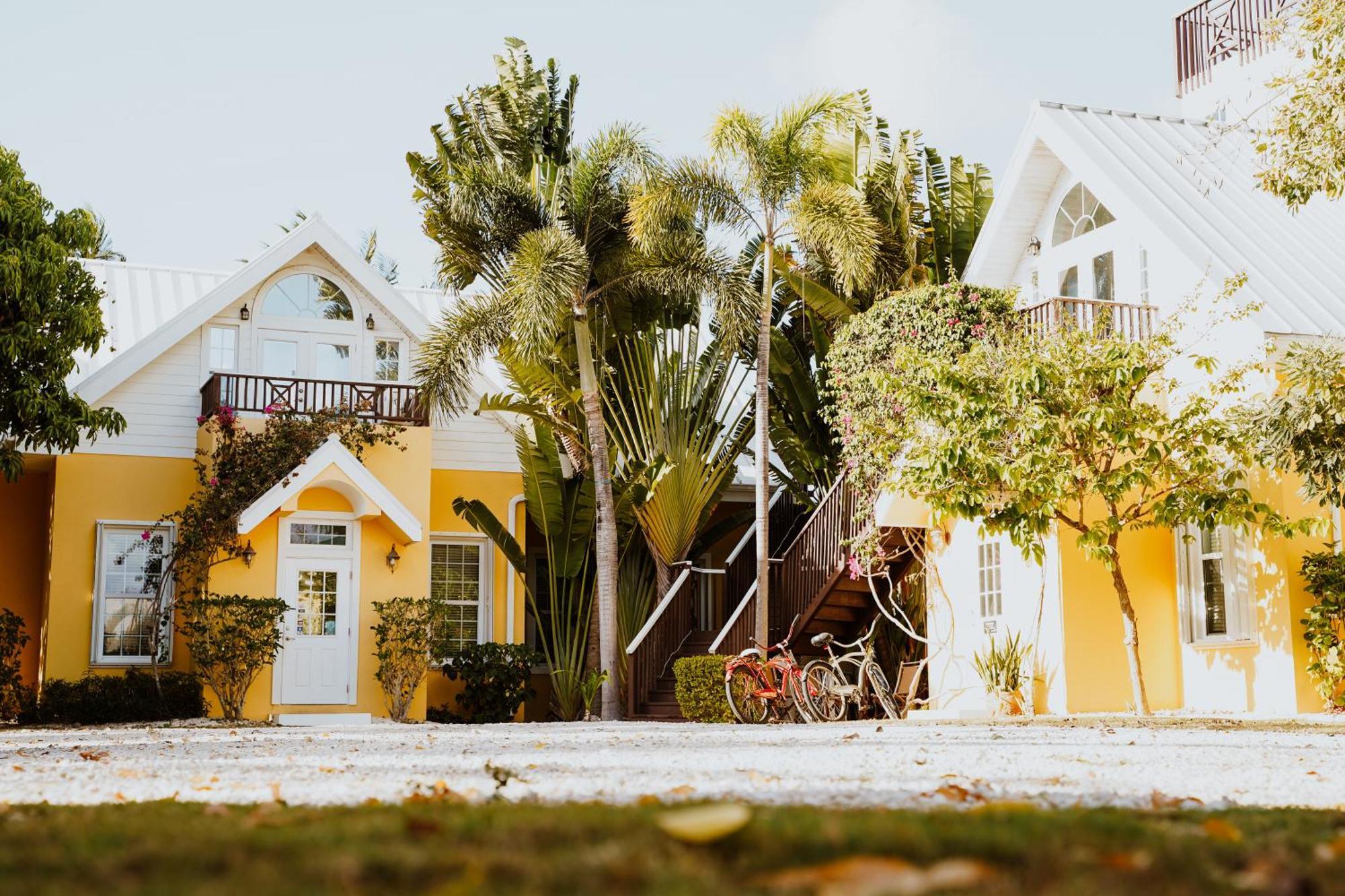 Shangri-La Boutique Bed & Breakfast West Bay Exterior photo