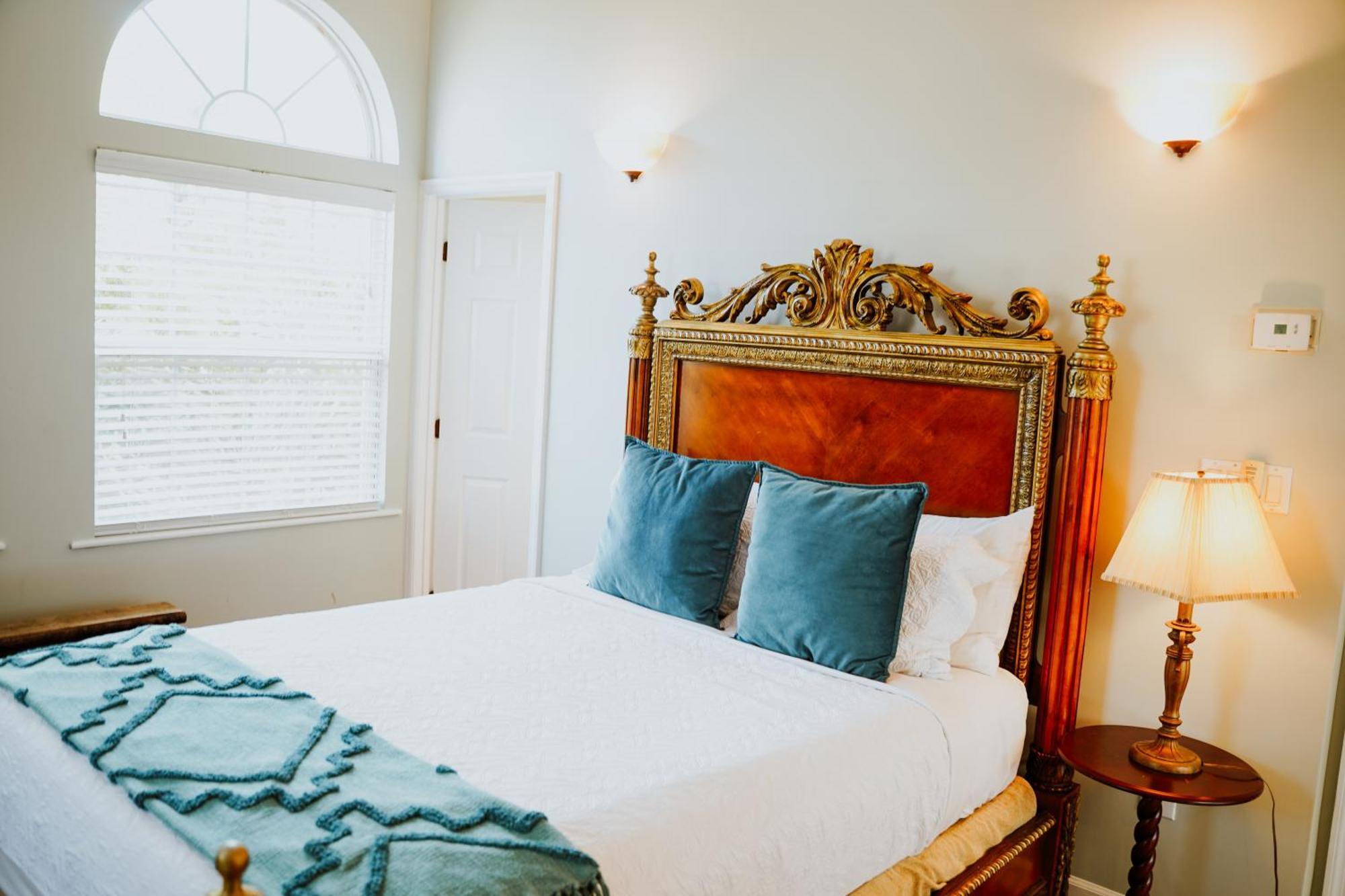Shangri-La Boutique Bed & Breakfast West Bay Room photo