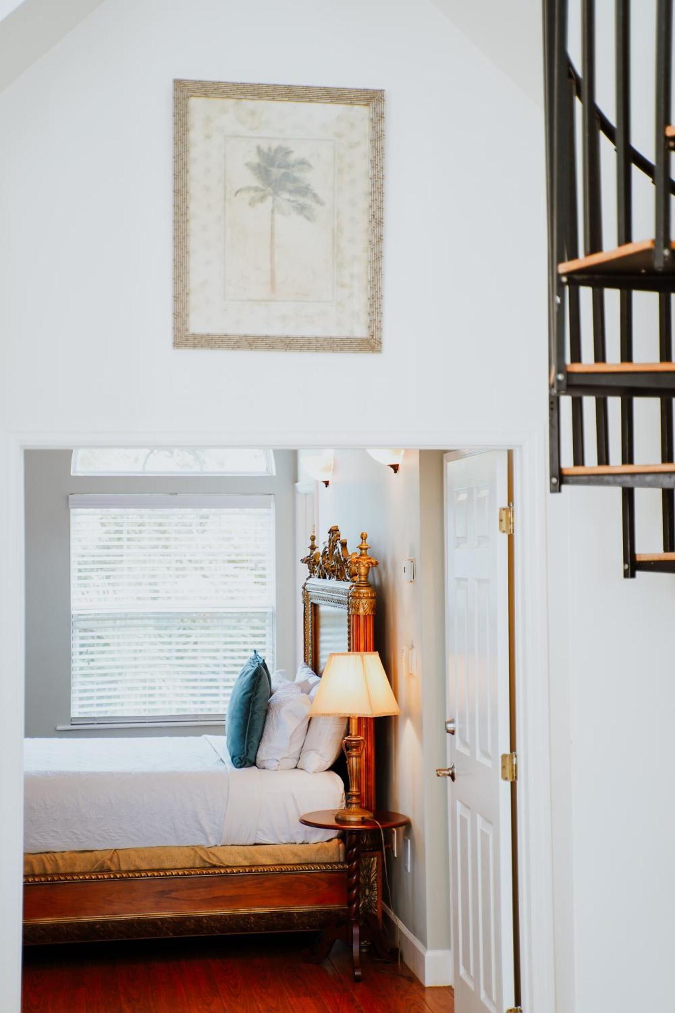 Shangri-La Boutique Bed & Breakfast West Bay Room photo