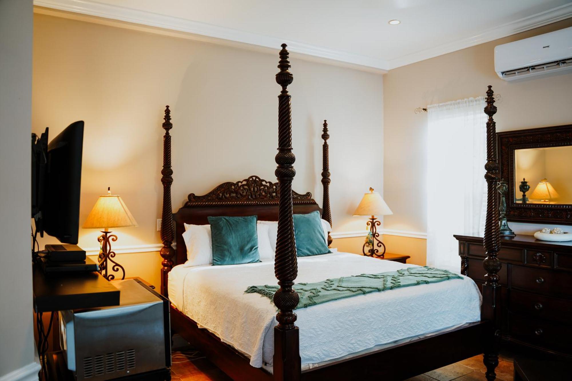 Shangri-La Boutique Bed & Breakfast West Bay Room photo