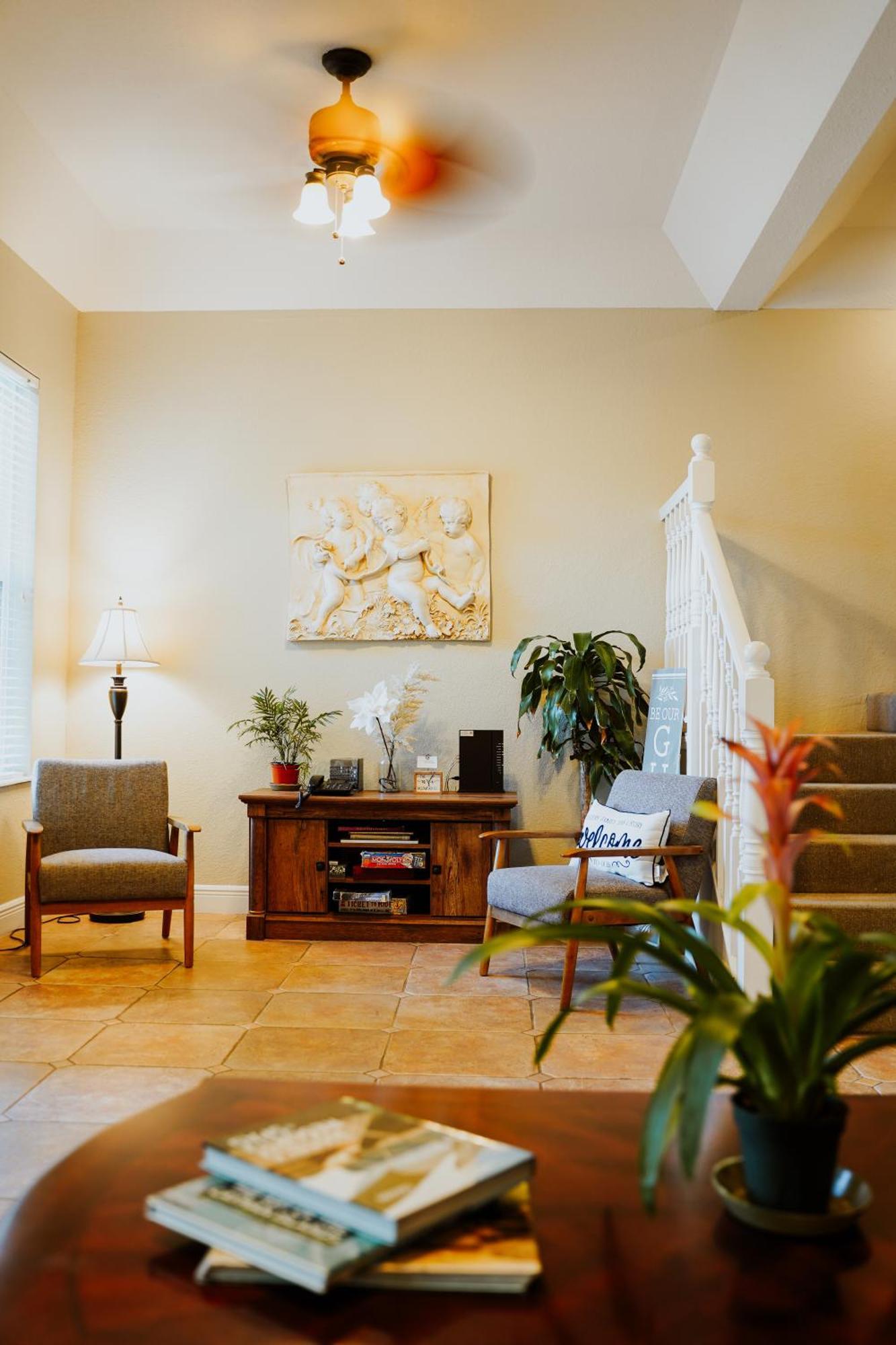 Shangri-La Boutique Bed & Breakfast West Bay Exterior photo