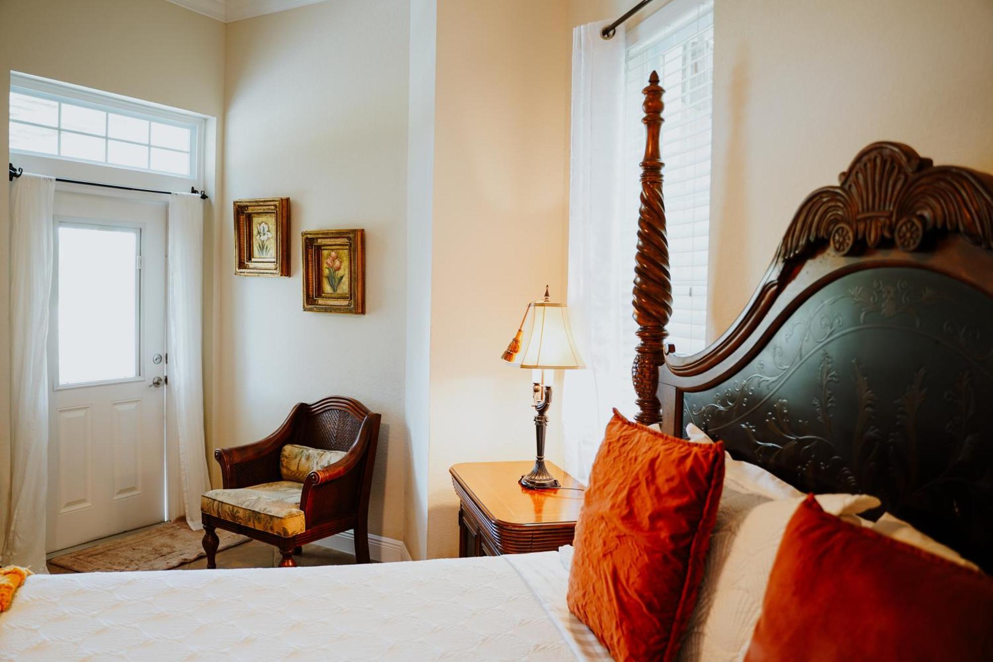 Shangri-La Boutique Bed & Breakfast West Bay Room photo