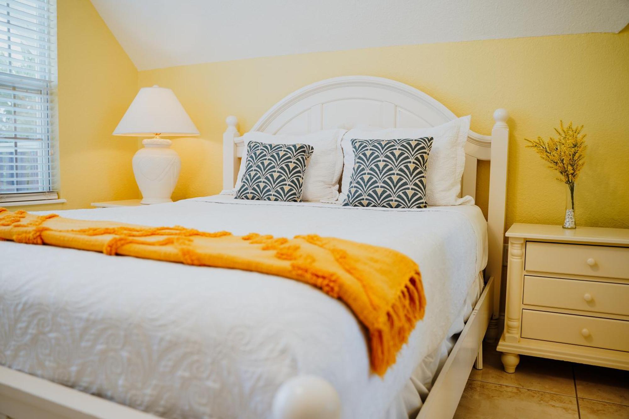 Shangri-La Boutique Bed & Breakfast West Bay Exterior photo