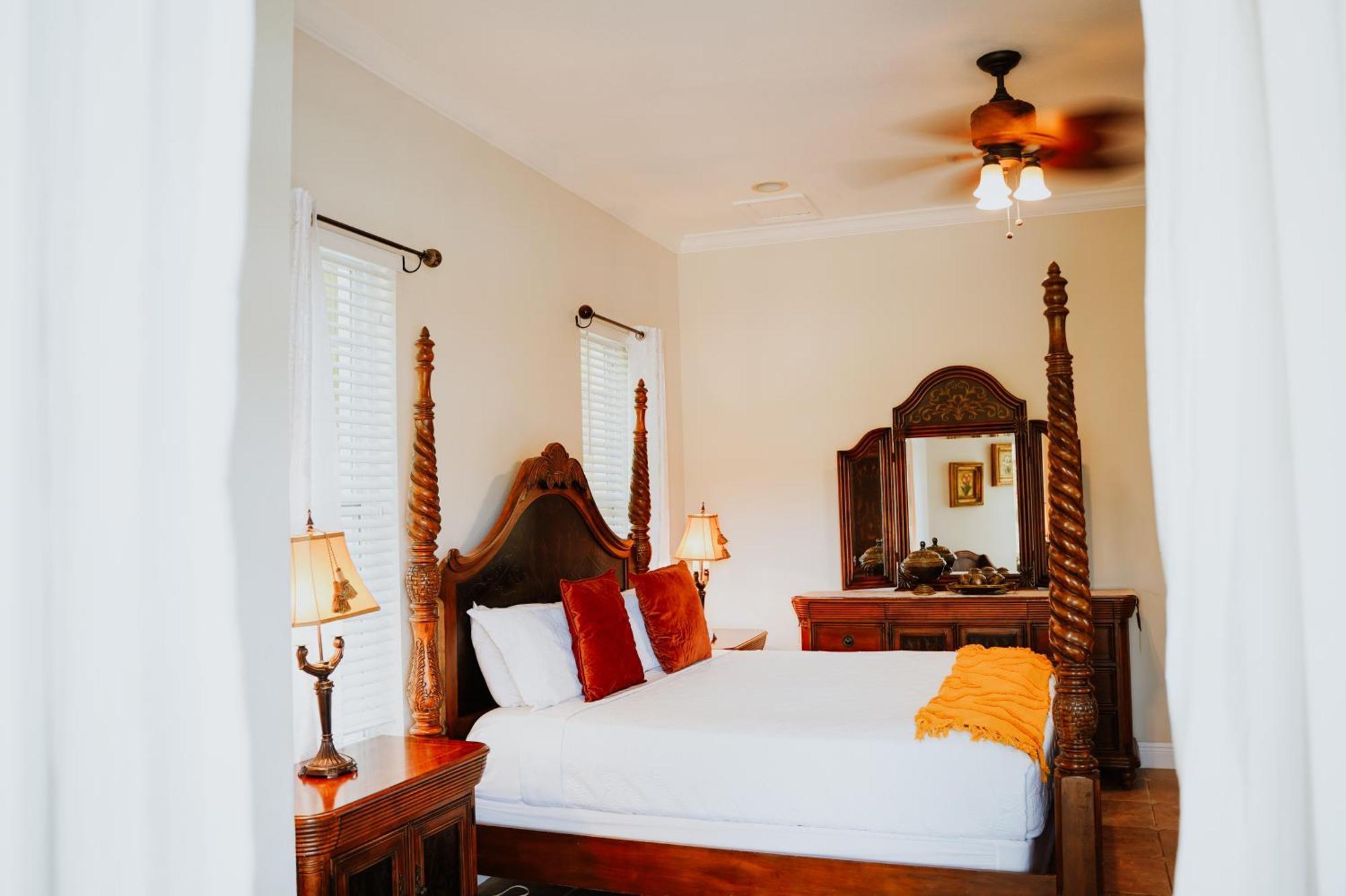 Shangri-La Boutique Bed & Breakfast West Bay Exterior photo